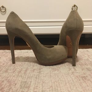 Pour La Victoire Taupe Suede Pump-size 6.5